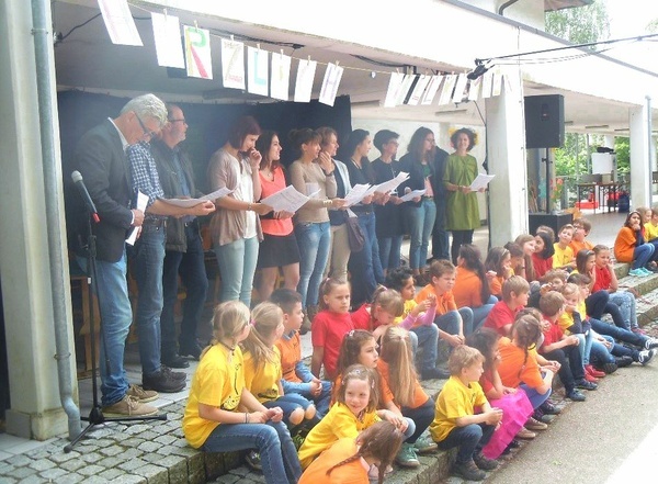 Begrung der Gste durch den Schulchor beim 50 jhrigen Fest der Schurhammerschule 