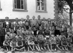 Lehrer Weber mit Schlern Jahrgang 1928/29